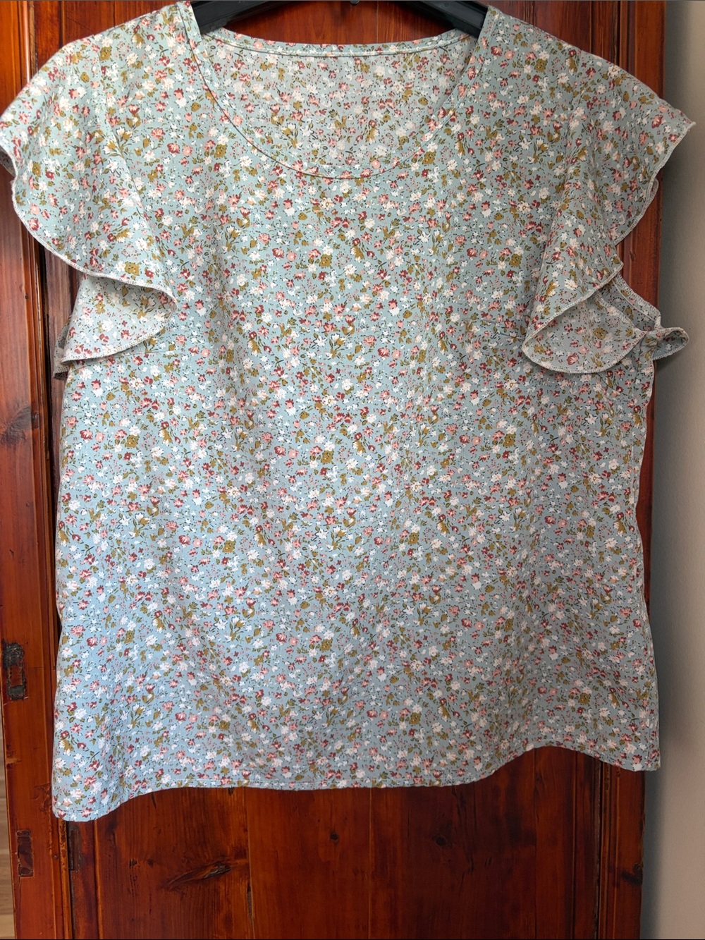 Women’s Floral Flutter Sleeve Blouse in Light green
